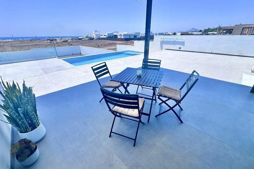 3 quarto Moradia para venda em Costa Teguise com piscina garagem - 880 000 € (Ref: 10031086)