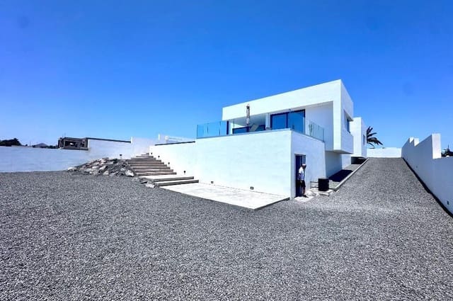3 quarto Moradia para venda em Costa Teguise, Teguise com piscina garagem - 880 000 € (Ref: 10031086)