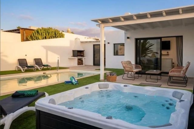 4 chambre Villa/Maison à vendre à Playa Blanca, Yaiza avec piscine - 699 000 € (Ref: 10136527)