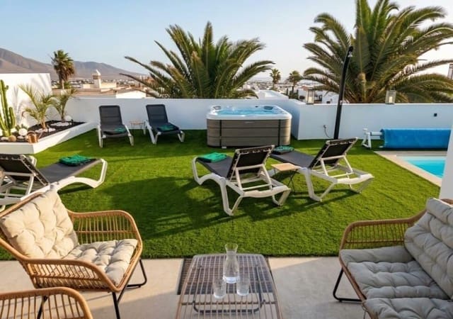 4 chambre Villa/Maison à vendre à Playa Blanca, Yaiza avec piscine - 699 000 € (Ref: 10136527)