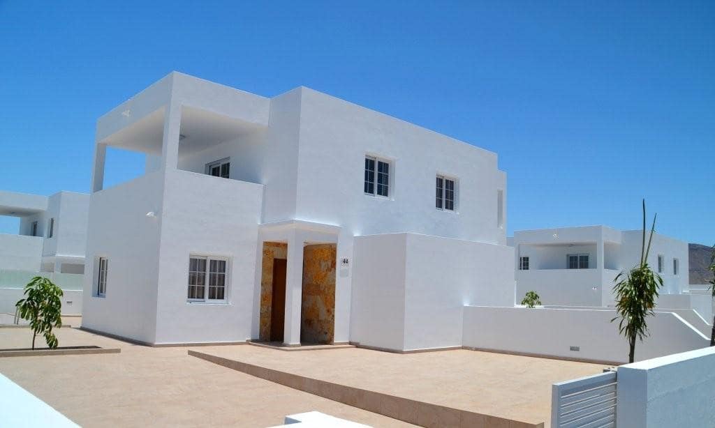 3 bedroom Villa for sale in Playa Blanca, Yaiza with pool garage €