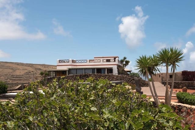 11 soveværelse Finca/Landehus til salg i Ye, Haría med swimmingpool - € 2.299.900 (Ref: 8047816)