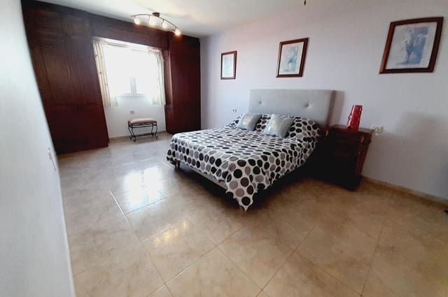 4 soveværelse Villa til salg i Puerto del Carmen, Tías med swimmingpool - € 745.000 (Ref: 9006641)