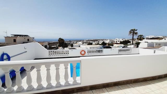 4 soveværelse Villa til salg i Puerto del Carmen, Tías med swimmingpool - € 745.000 (Ref: 9006641)