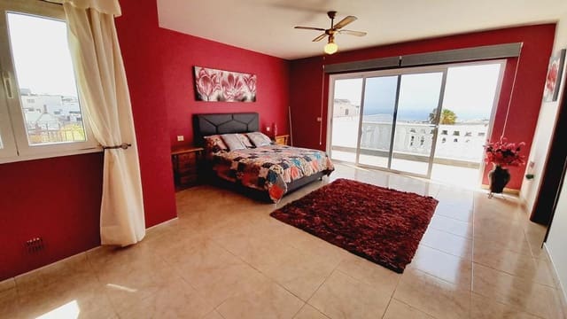 4 soveværelse Villa til salg i Puerto del Carmen, Tías med swimmingpool - € 745.000 (Ref: 9006641)