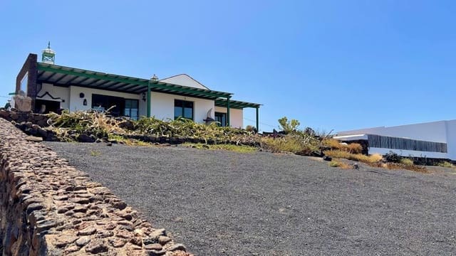 3 slaapkamer Finca/Landhuis te koop in Las Brenas, Yaiza met garage - € 990.000 (Ref: 9176957)