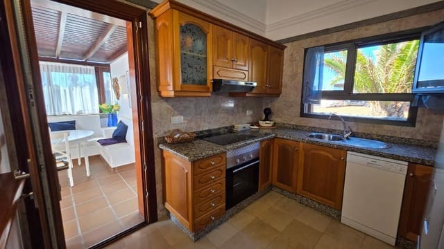 2 soveværelse Villa til salg i Montaña Roja, Yaiza med swimmingpool garage - € 465.000 (Ref: 9386543)