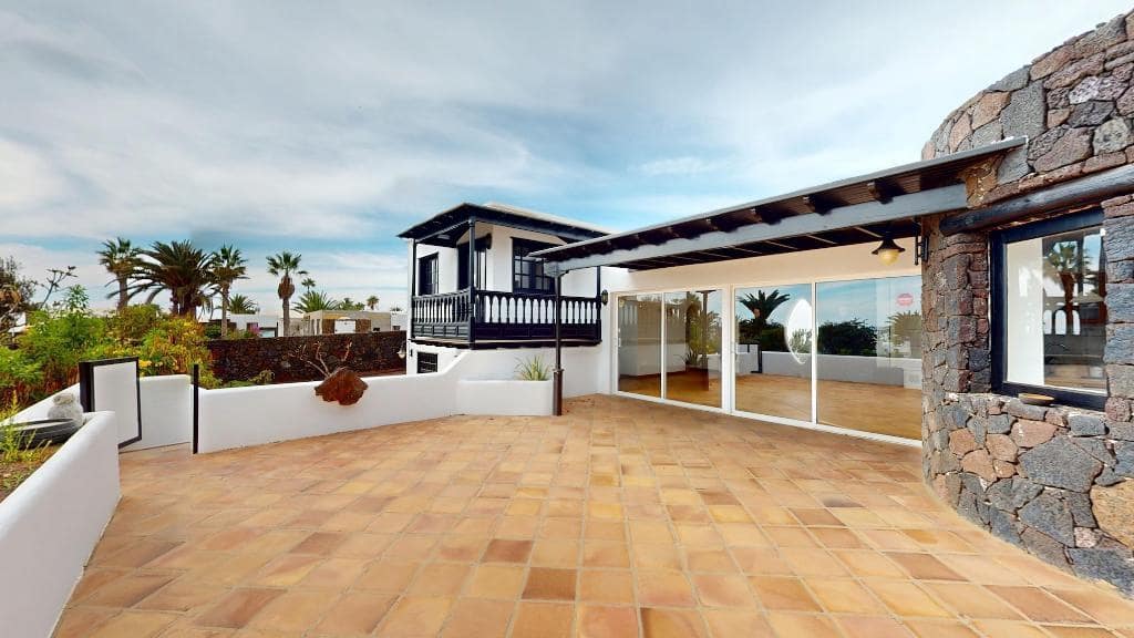 3 bedroom Villa for sale in Playa Blanca with pool - € 840,000 (Ref: 9440860)