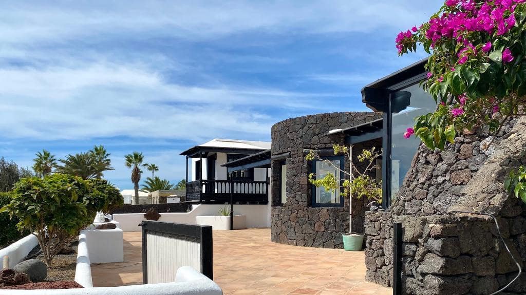 3 bedroom Villa for sale in Playa Blanca with pool - € 840,000 (Ref: 9440860)