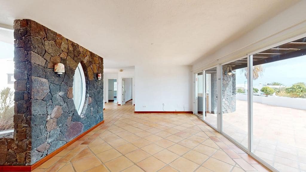 3 bedroom Villa for sale in Playa Blanca with pool - € 840,000 (Ref: 9440860)