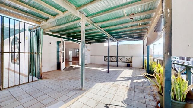 Commercieel te koop in Playa Blanca, Yaiza - € 320.000 (Ref: 9740077)