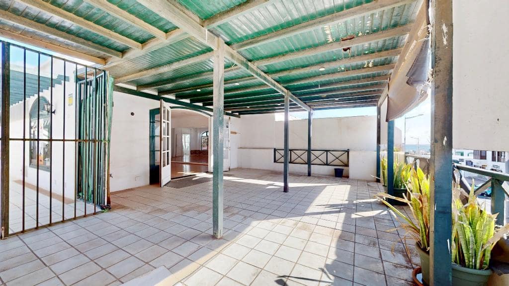 Commercial for sale in Playa Blanca - € 320,000 (Ref: 9740077)