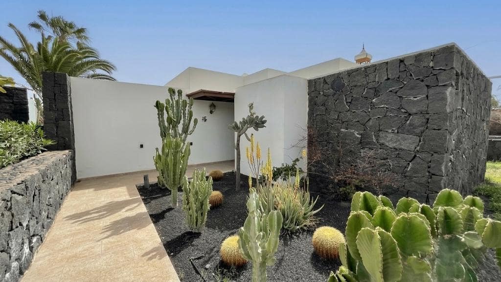 2 bedroom Villa for sale in Playa Blanca with pool - € 475,000 (Ref: 9740078)