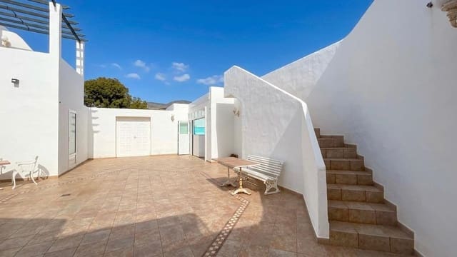 2 bedroom Villa for sale in Las Brenas, Yaiza with pool - € 590,000 (Ref: 9740079)