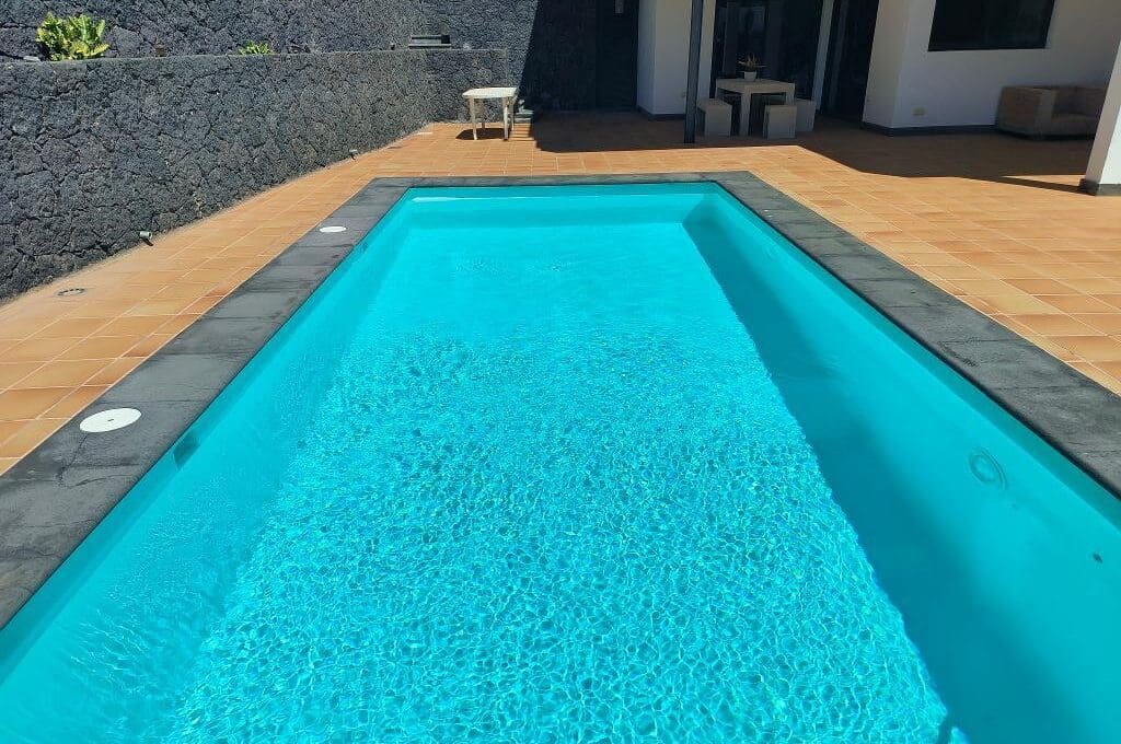6 slaapkamer Villa te koop in Puerto Calero met zwembad - € 1.800.000 (Ref: 9809787)