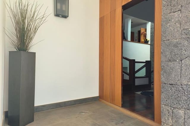 6 slaapkamer Villa te koop in Puerto Calero, Yaiza met zwembad - € 1.800.000 (Ref: 9809787)