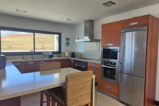 6 soverom Villa til salgs i Puerto Calero, Yaiza med svømmebasseng garasje - € 1 800 000 (Ref: 9809787)