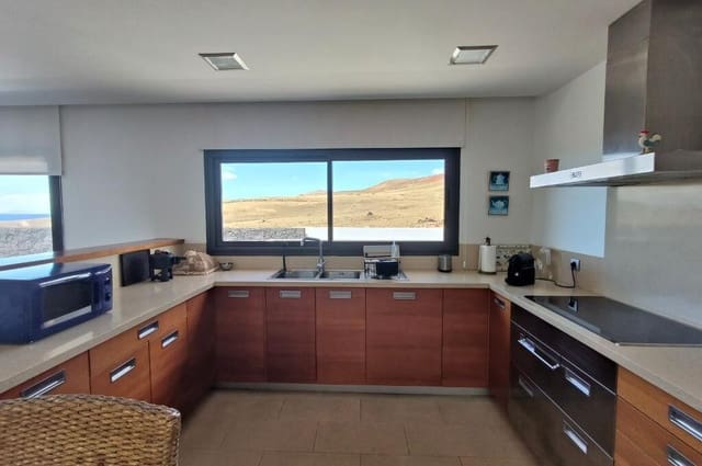 6 Zimmer Villa zu verkaufen in Puerto Calero, Yaiza mit Pool - 1.800.000 € (Ref: 9809787)