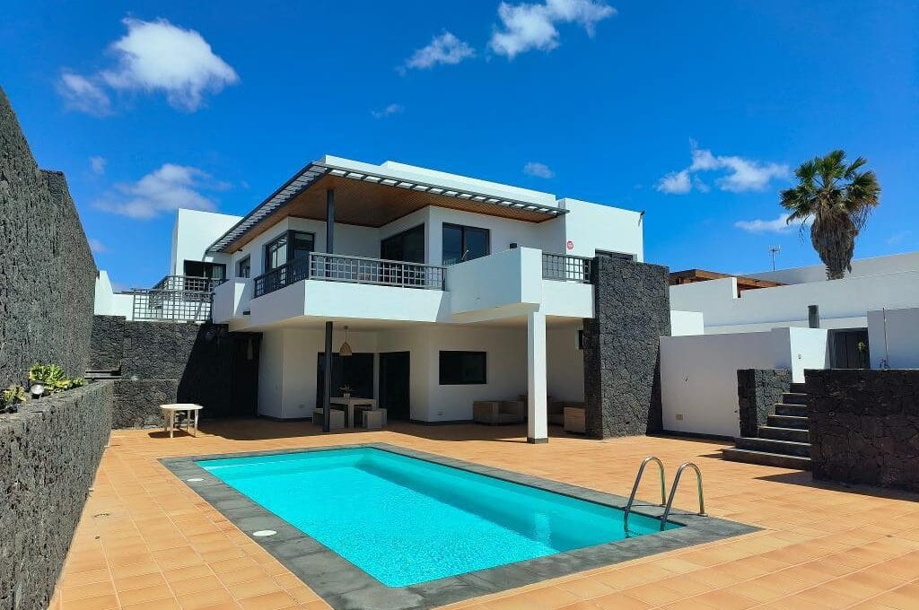 6 slaapkamer Villa te koop in Puerto Calero met zwembad - € 1.800.000 (Ref: 9809787)