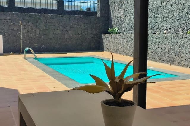 6 slaapkamer Villa te koop in Puerto Calero, Yaiza met zwembad - € 1.800.000 (Ref: 9809787)