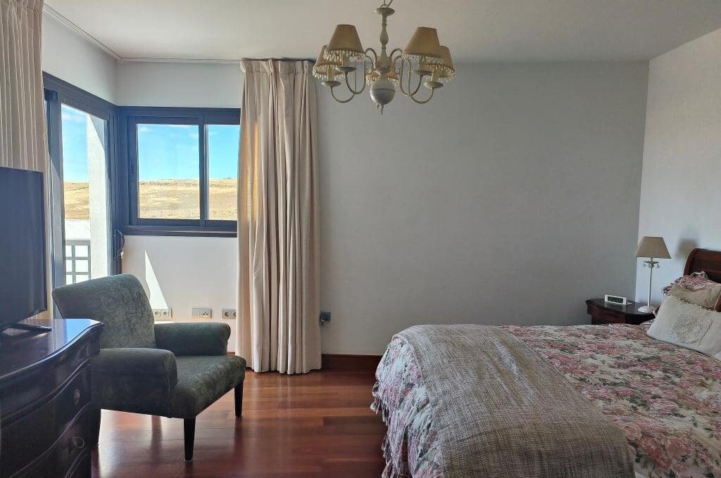 6 slaapkamer Villa te koop in Puerto Calero met zwembad - € 1.800.000 (Ref: 9809787)