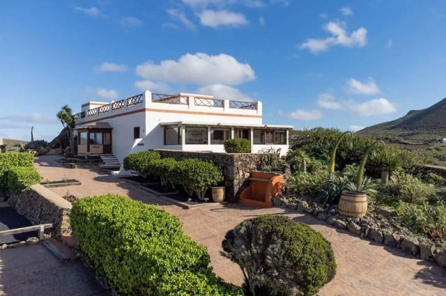 11 slaapkamer Finca/Landhuis te koop in Haría met zwembad - € 2.299.900 (Ref: 9994620)