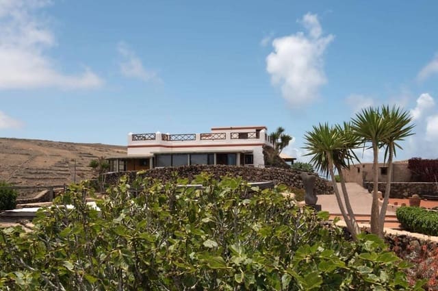 11 slaapkamer Finca/Landhuis te koop in Haría met zwembad - € 2.299.900 (Ref: 9994620)