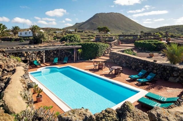 11 slaapkamer Finca/Landhuis te koop in Haría met zwembad - € 2.299.900 (Ref: 9994620)