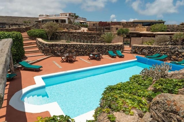 11 slaapkamer Finca/Landhuis te koop in Haría met zwembad - € 2.299.900 (Ref: 9994620)