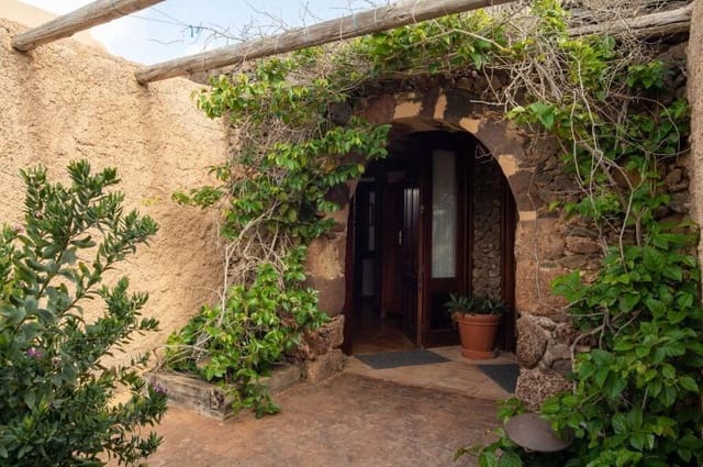 11 slaapkamer Finca/Landhuis te koop in Haría met zwembad - € 2.299.900 (Ref: 9994620)