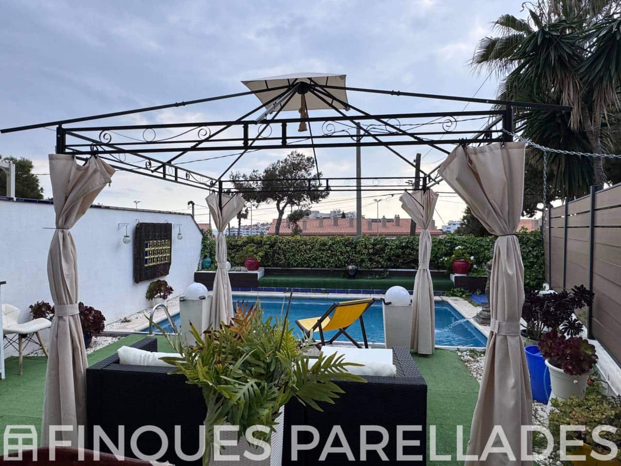 3 slaapkamer Halfvrijstaande villa te koop in Sitges met zwembad garage - € 660.000 (Ref: 9709449)