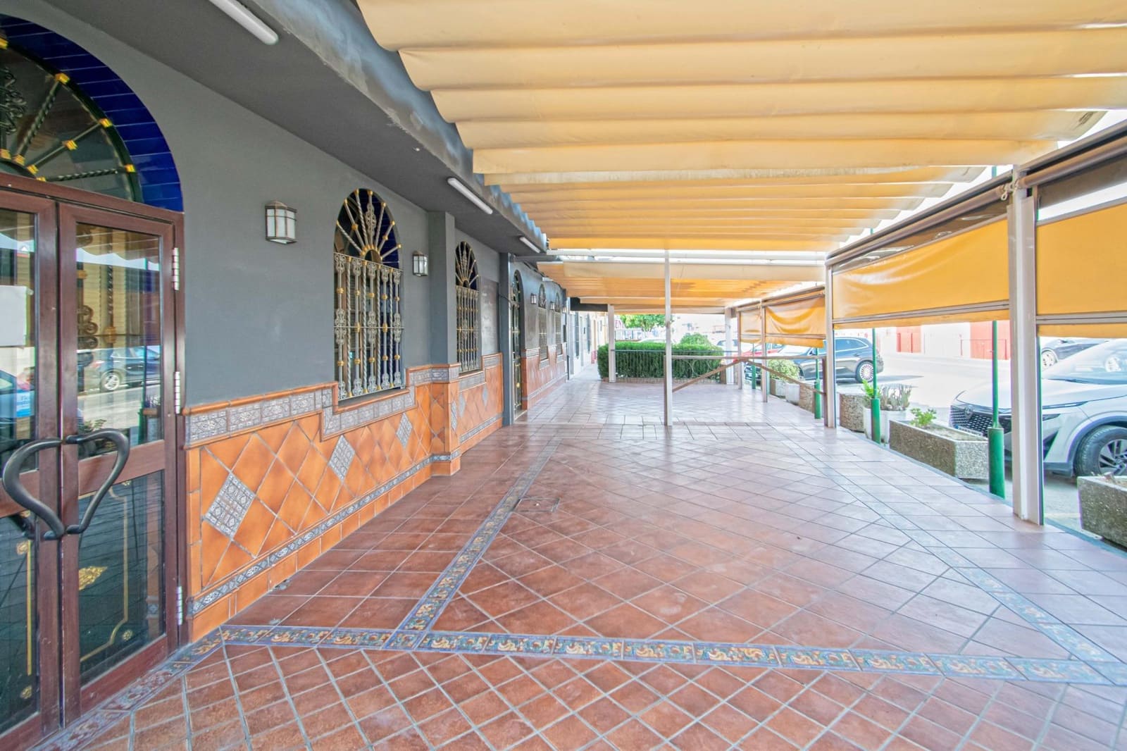 4 bedroom Commercial for sale in Camas - € 395,000 (Ref: 10003757)