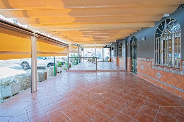 4 bedroom Commercial for sale in Camas - € 395,000 (Ref: 10003757)
