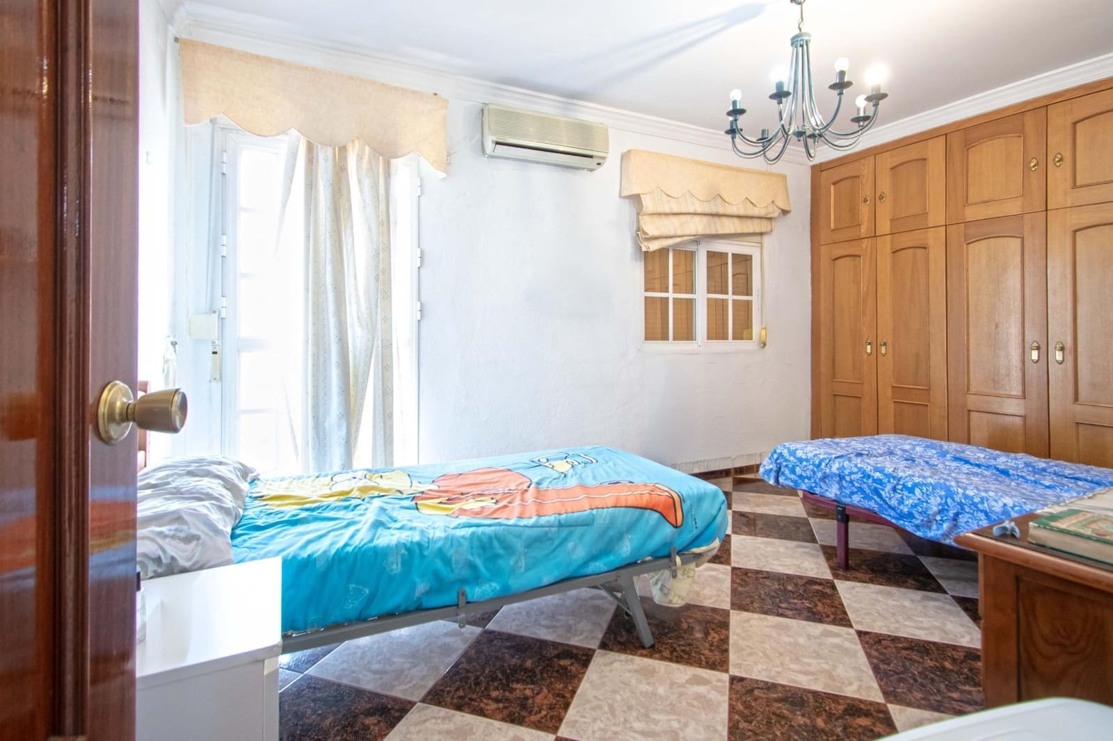 4 bedroom Commercial for sale in Camas - € 395,000 (Ref: 10003757)