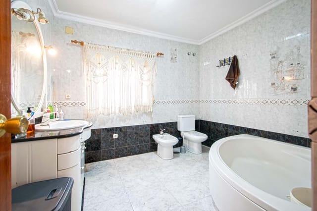 4 bedroom Commercial for sale in Camas - € 395,000 (Ref: 10003757)