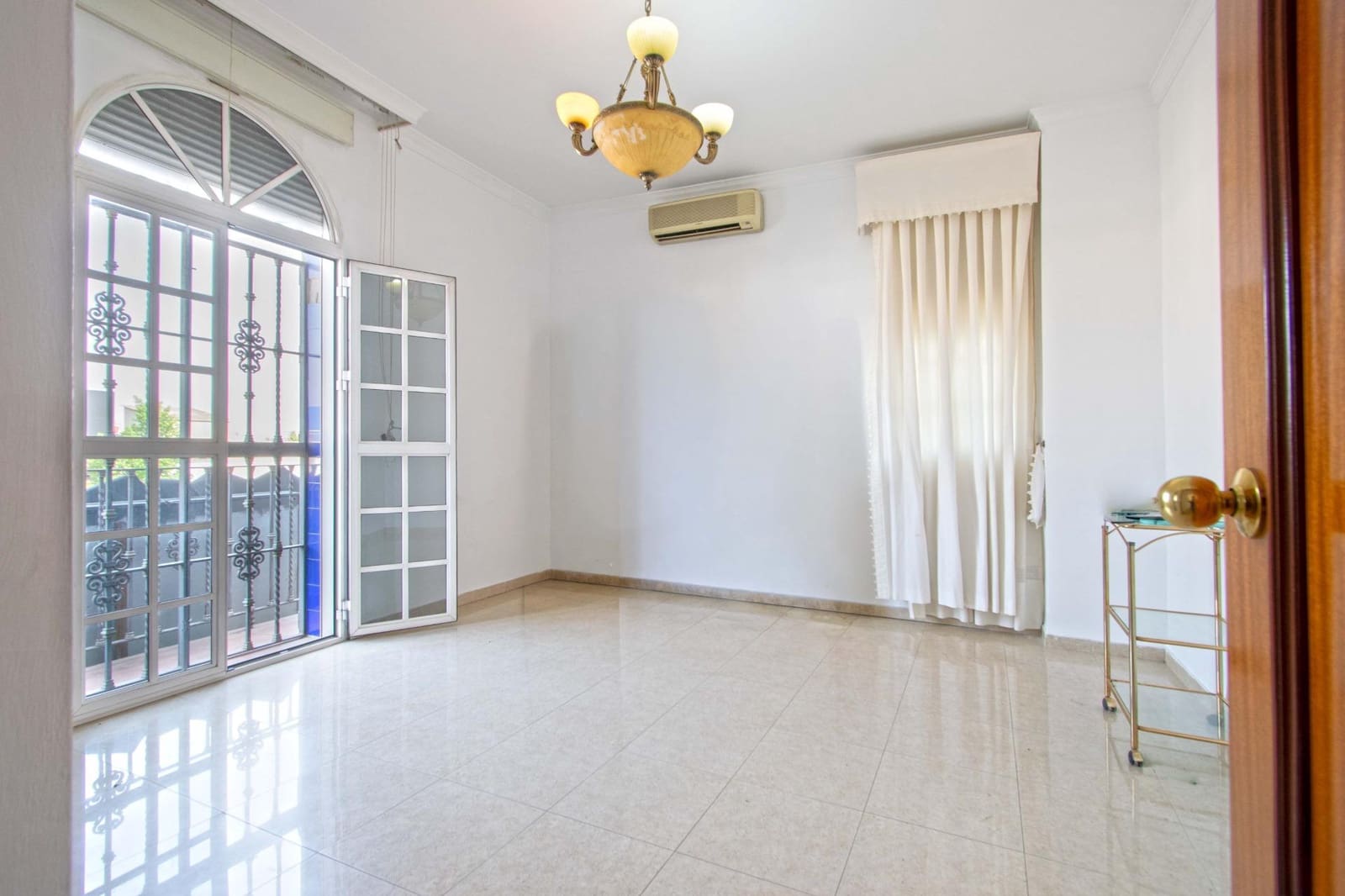 4 bedroom Commercial for sale in Camas - € 395,000 (Ref: 10003757)