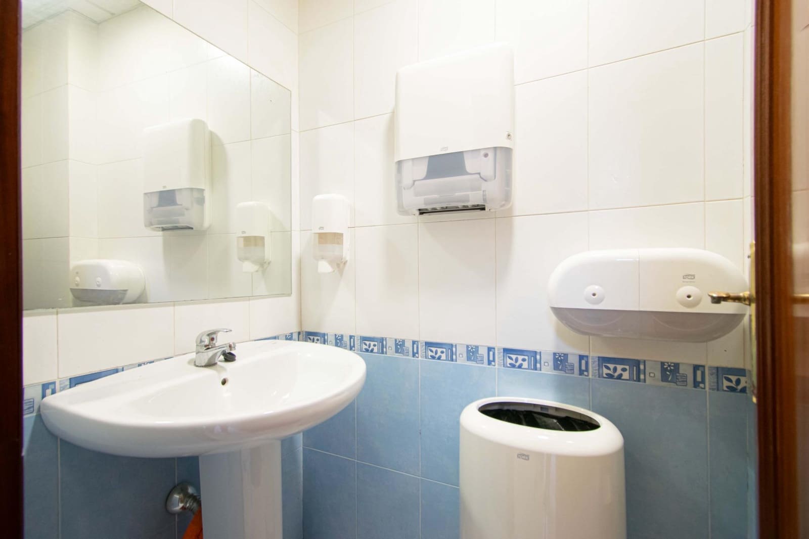 4 bedroom Commercial for sale in Camas - € 395,000 (Ref: 10003757)