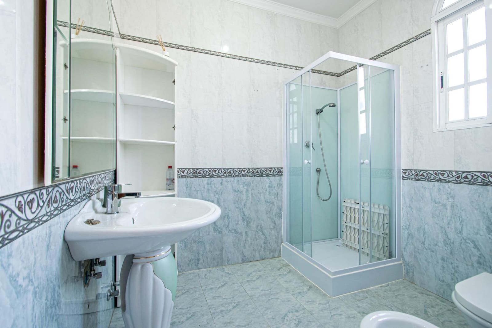 4 bedroom Commercial for sale in Camas - € 395,000 (Ref: 10003757)