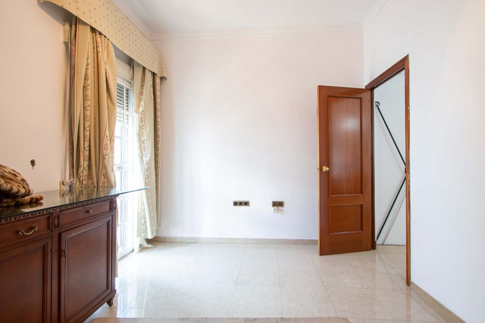 4 bedroom Commercial for sale in Camas - € 395,000 (Ref: 10003757)