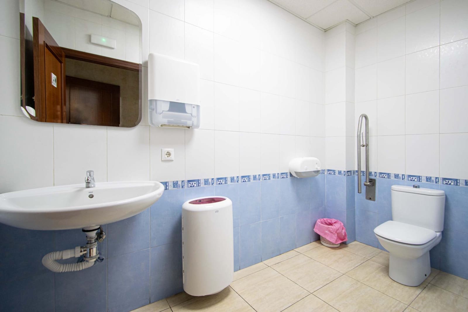 4 bedroom Commercial for sale in Camas - € 395,000 (Ref: 10003757)