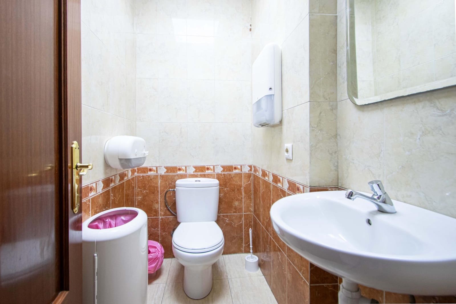 4 bedroom Commercial for sale in Camas - € 395,000 (Ref: 10003757)