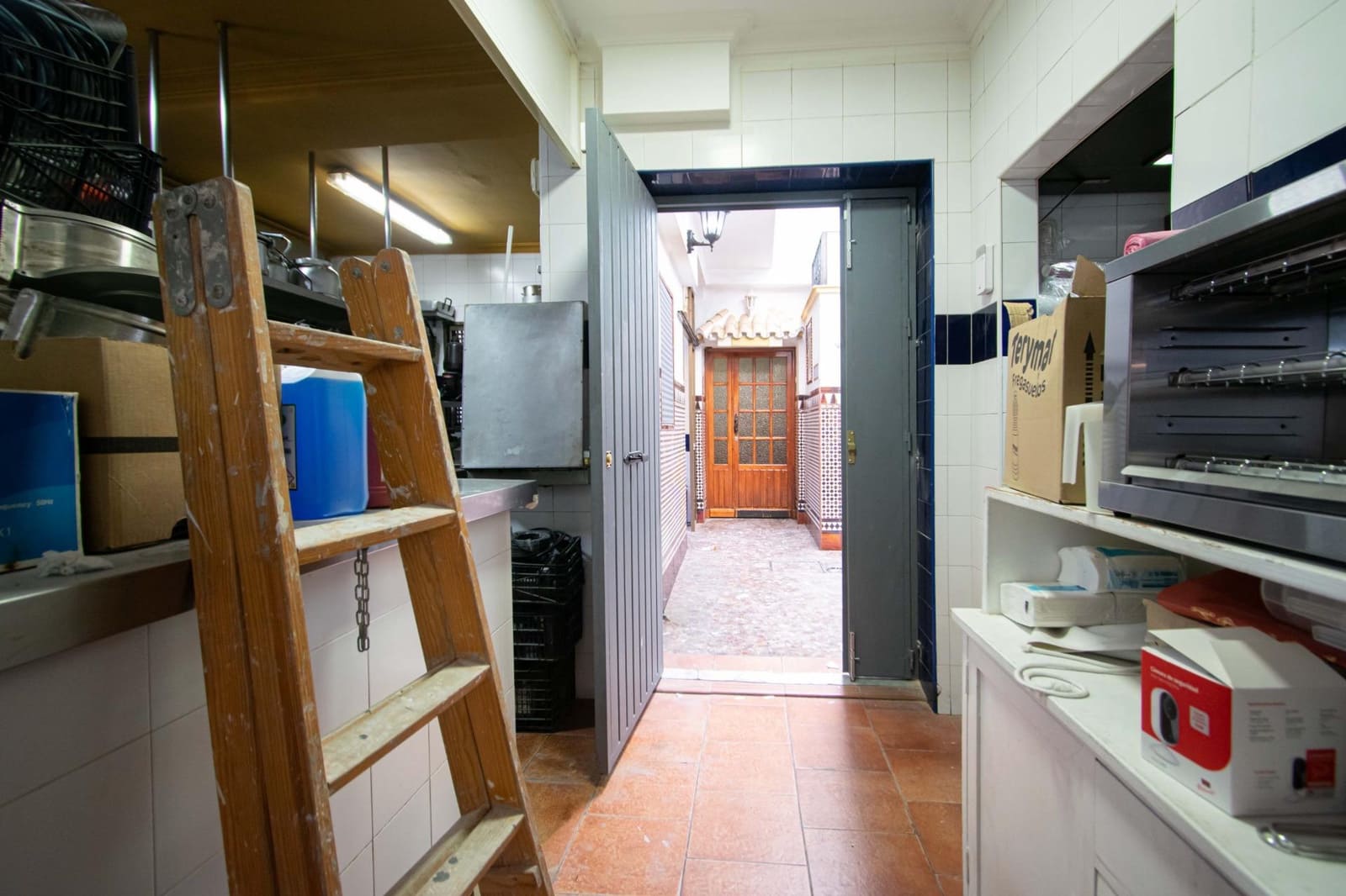 4 bedroom Commercial for sale in Camas - € 395,000 (Ref: 10003757)