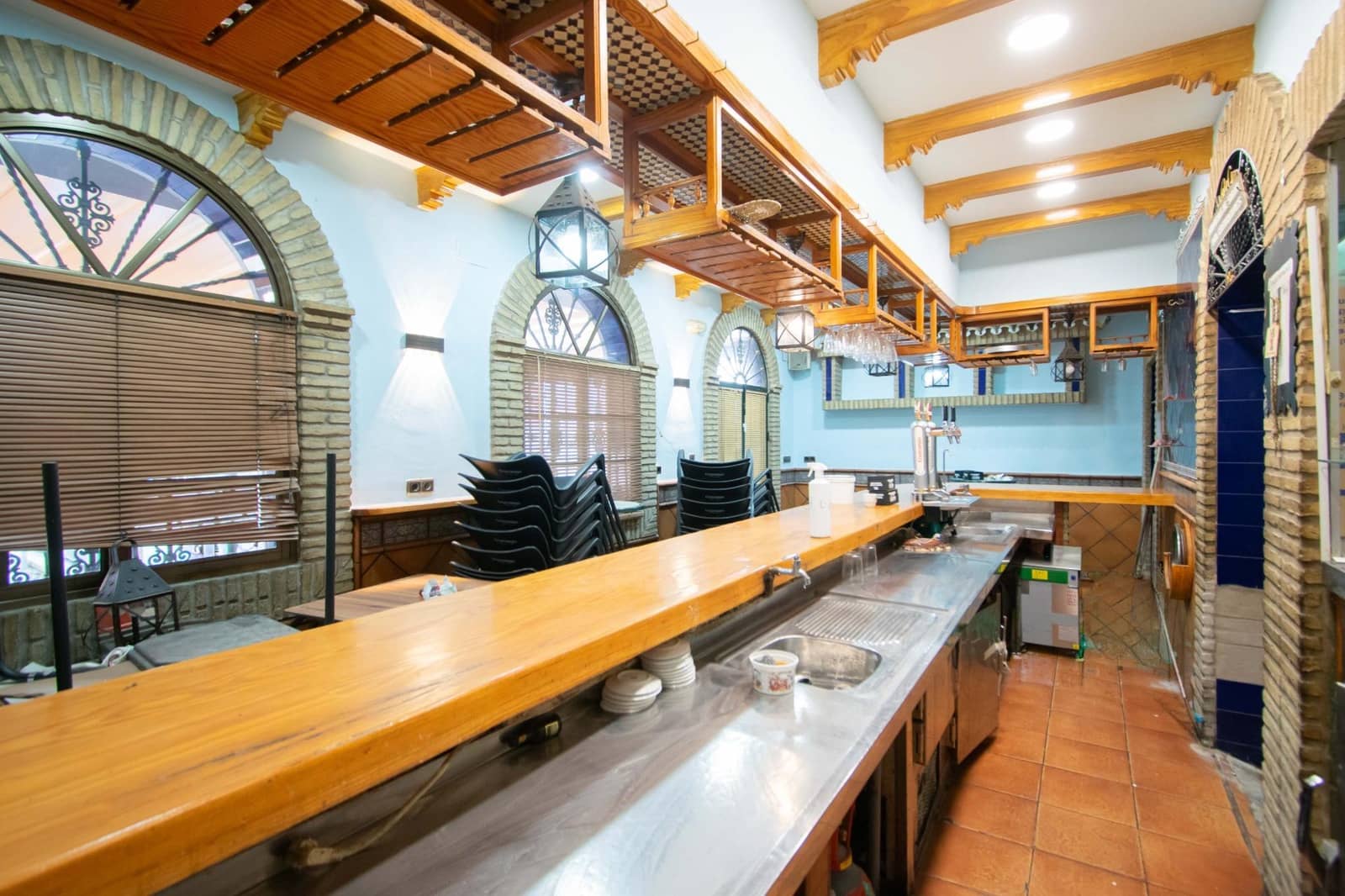 4 bedroom Commercial for sale in Camas - € 395,000 (Ref: 10003757)