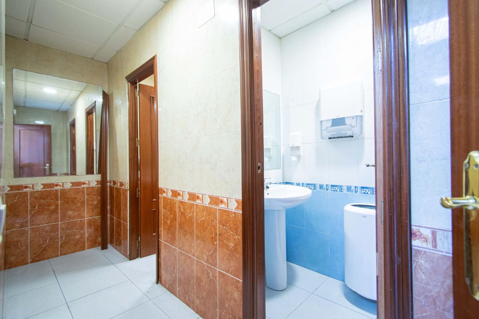 4 bedroom Commercial for sale in Camas - € 395,000 (Ref: 10003757)