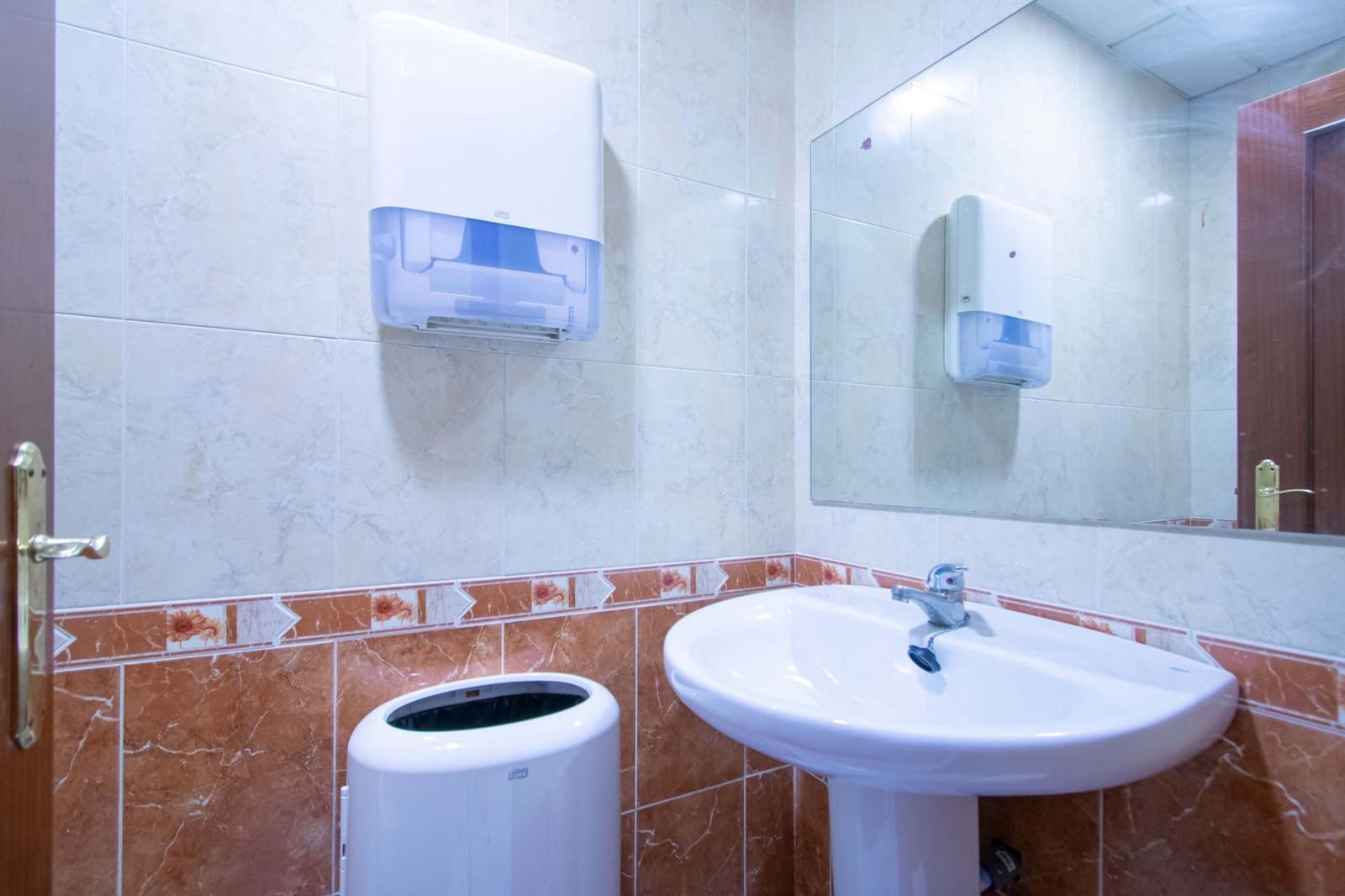 4 bedroom Commercial for sale in Camas - € 395,000 (Ref: 10003757)