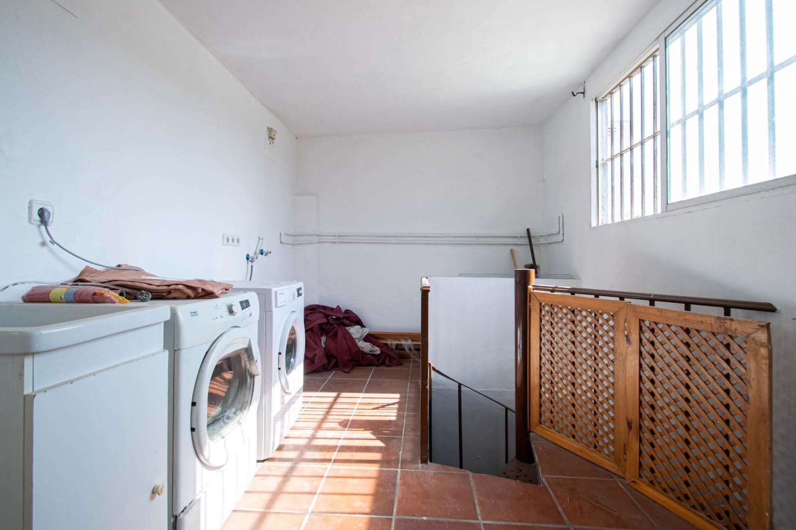 4 bedroom Commercial for sale in Camas - € 395,000 (Ref: 10003757)