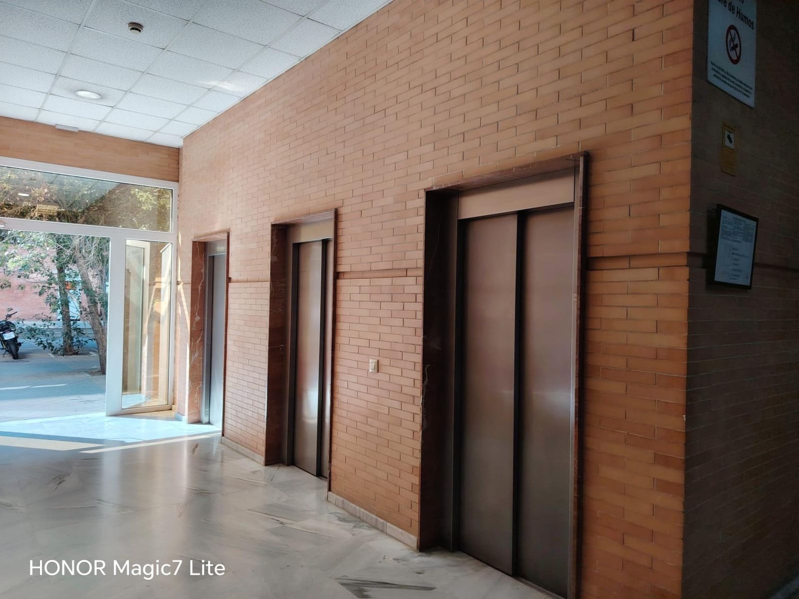 Office for sale in Seville city with garage - € 140,000 (Ref: 10011537)