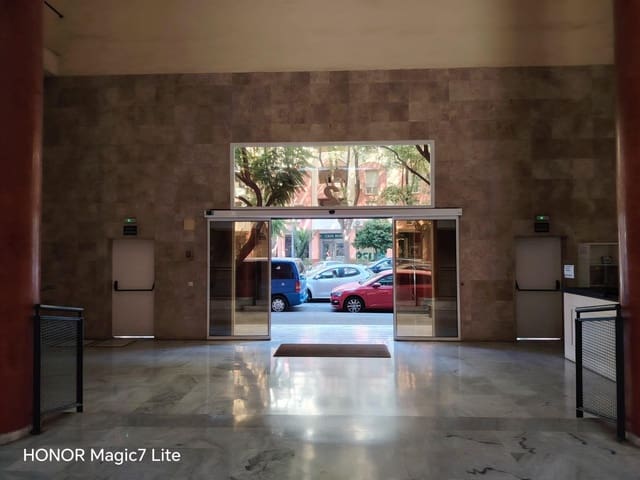 Office for sale in Seville city with garage - € 140,000 (Ref: 10011537)