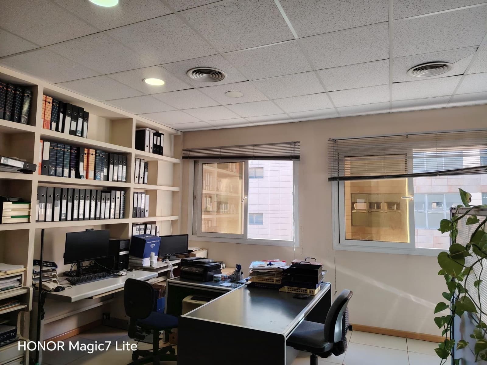Office for sale in Seville city with garage - € 140,000 (Ref: 10011537)