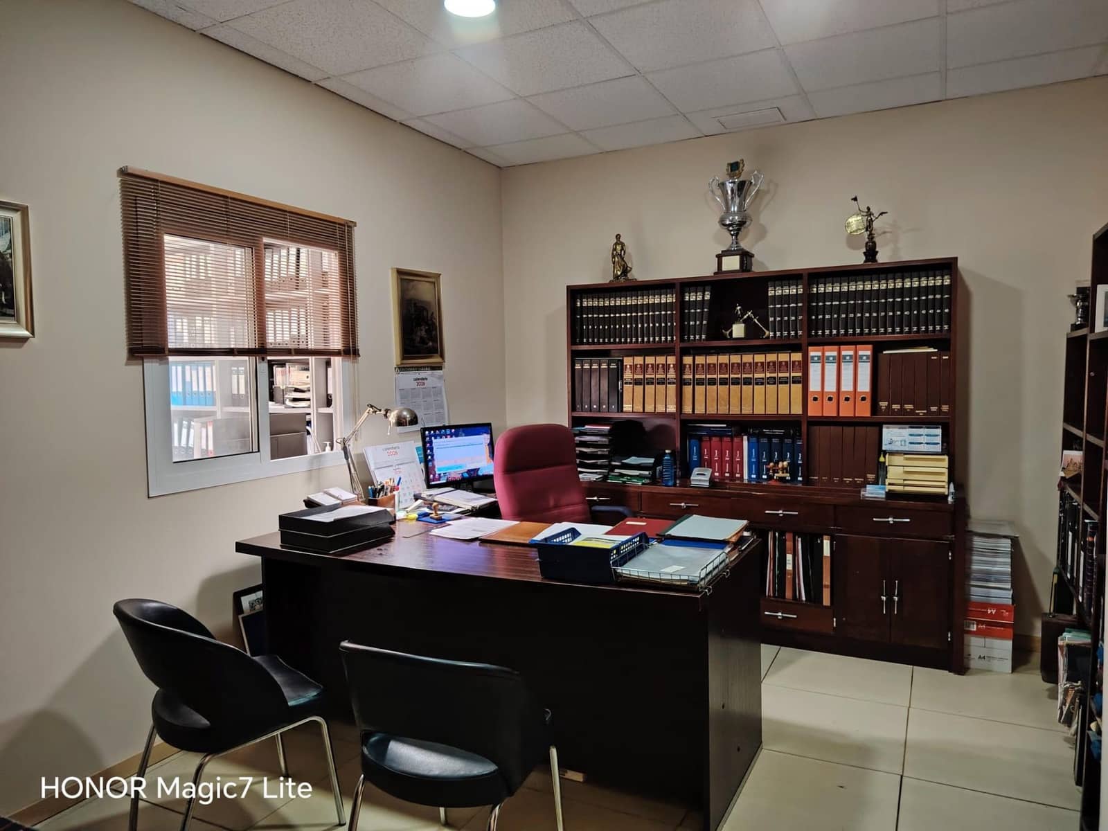 Office for sale in Seville city with garage - € 140,000 (Ref: 10011537)